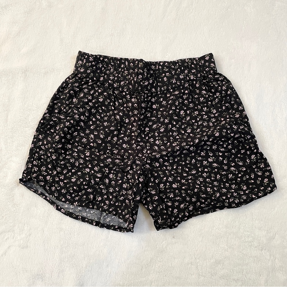 Divided Black Floral Elastic Waist Shorts